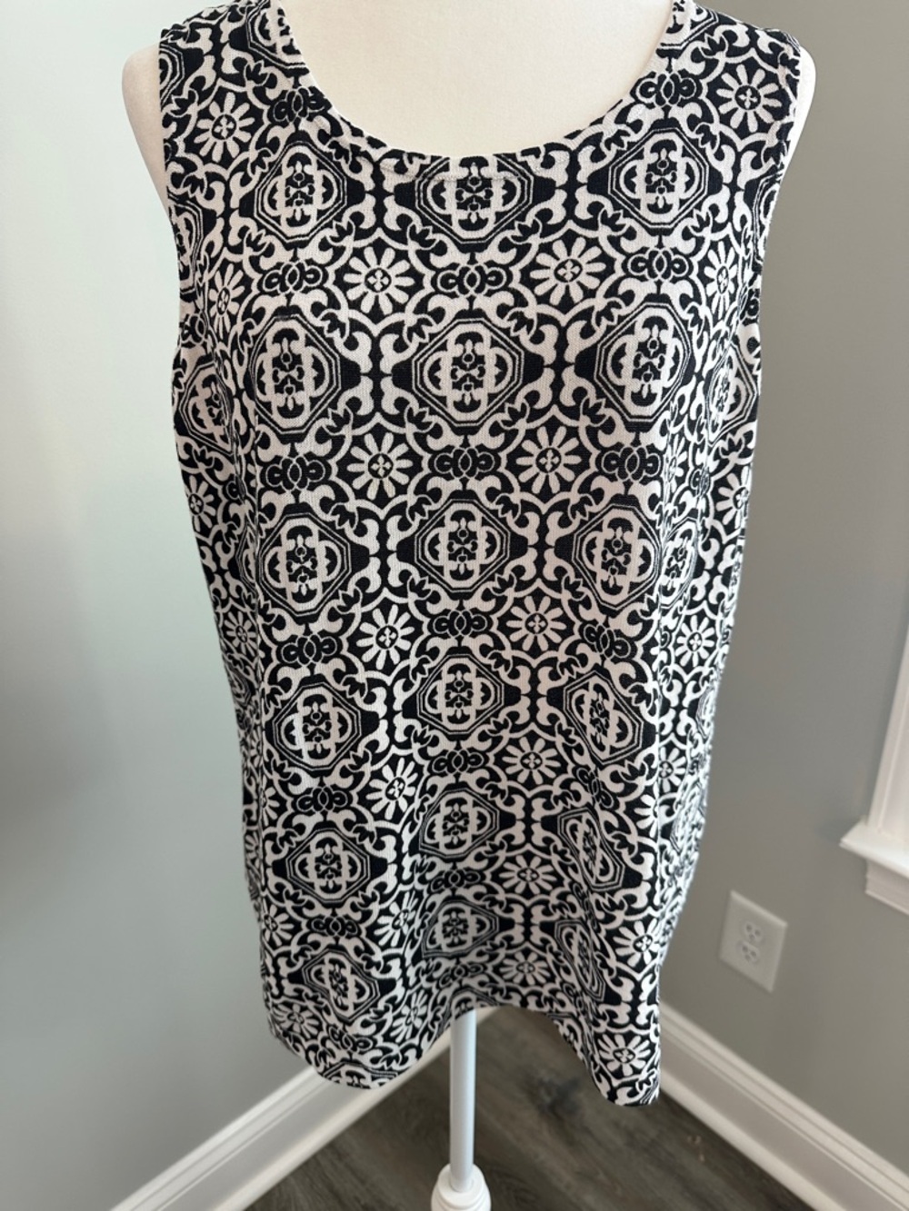 Chico's Sleeveless Tank Top  Black White Patterned Lightweight Mature Casual XL